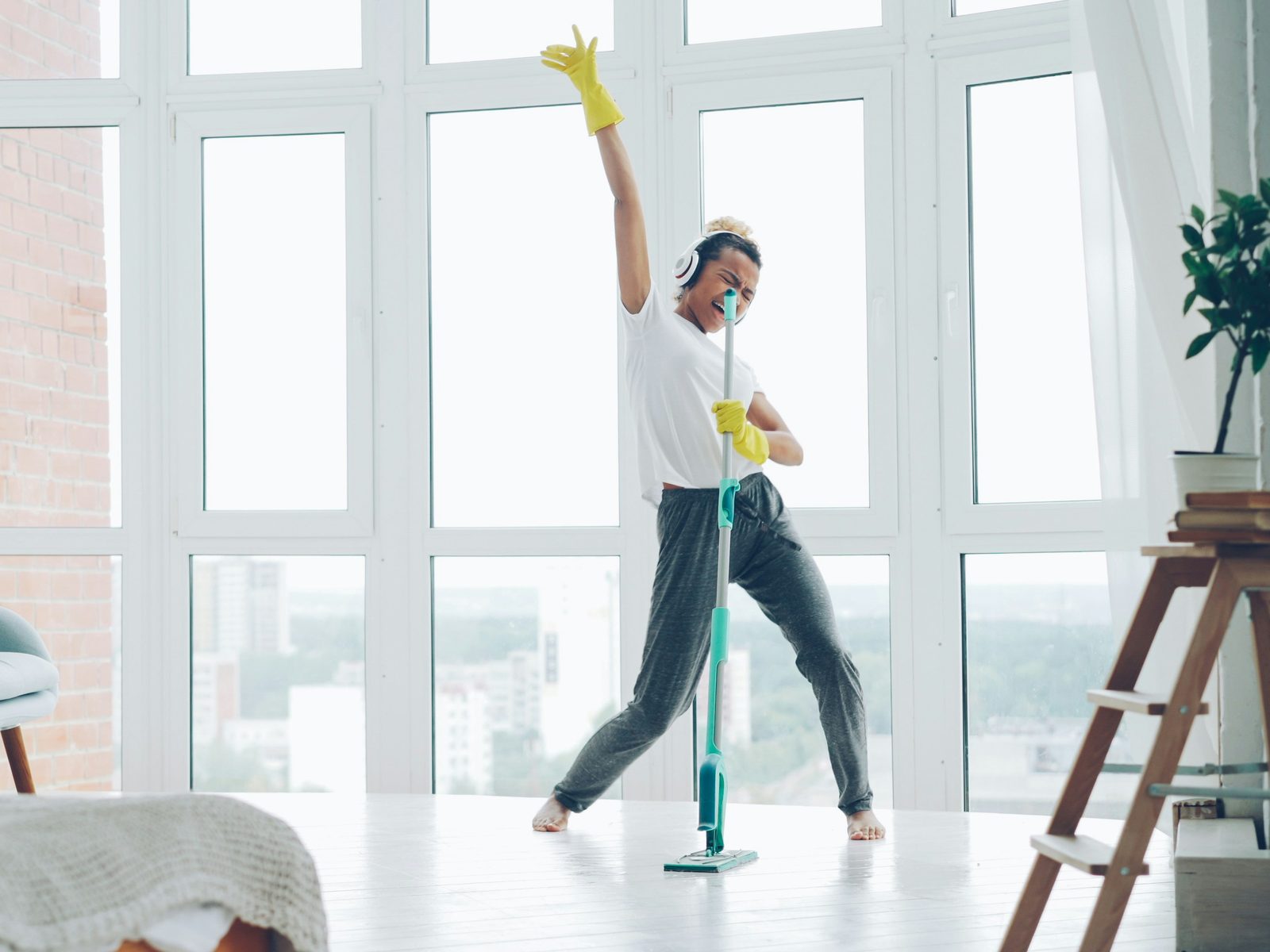 Nettoyage de grandes baies vitrées en intérieur, du haut du cadre jusqu’à l’appui